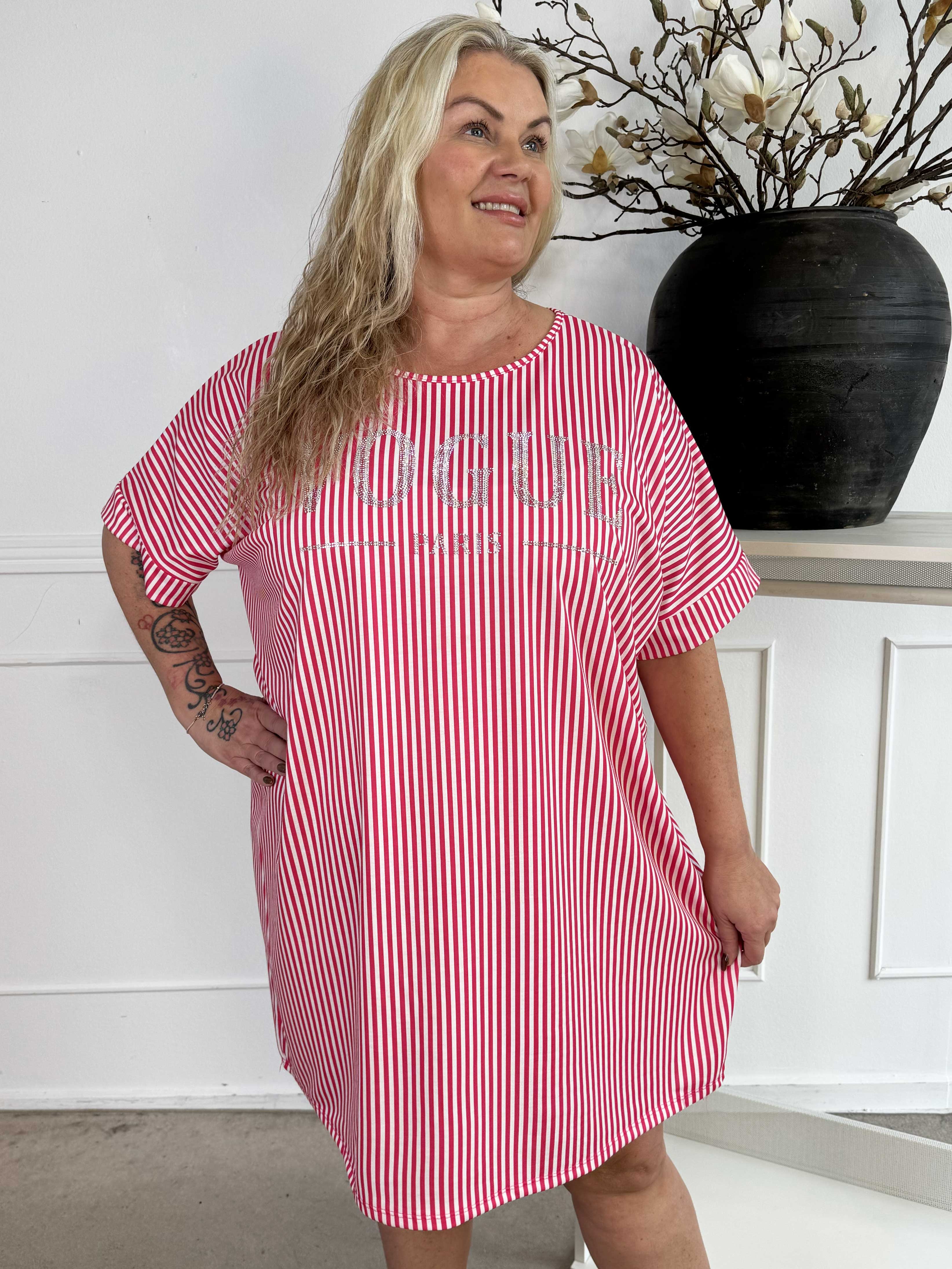 Mintu Stripe Dress - Plus size stribet kjole i bomuld med similisten